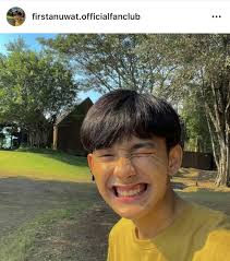 จากกรณีที่โด่งดังบนโลกออนไลน์ของนักร้องวัยรุ่นชื่อดัง เฟิร์สอนุวัฒน์ เจ้าของเพลง ถ้าเขาจะรัก (ยืนเฉยๆเข้าก็รัก) ซึ่งเหตุการณ์ที่ W 64odmkeindam