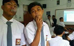 Koleksi gambar animasi guru sedang mengajar kantor meme via kantormeme.blogspot.com. Guru Sedang Mengajar Dua Pelajar Ini Malah Merokok Fajar