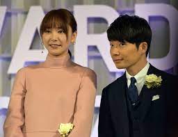 ガッキー 星野源久々２ショット 逃げ恥 ５冠達成で笑顔 スポニチ sponichi annex 芸能 星野 源 星野源 新垣結衣 源