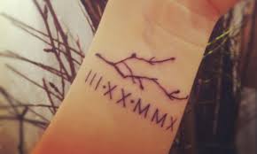 Los tatuajes de números romanos se convirtieron desde hace años en una de las mejores maneras de expresar sobre la piel fechas o números importantes para las personas, unos diseños que han tenido una gran popularidad en todo tipo de ámbitos y que han logrado sobresalir. 200 Ejemplos De Tatuajes De Numeros Romanos Procrastina Facil