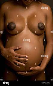 Nackte schwarze Afro-karibischen nackt junge Frau Mädchen 7 Monaten  schwanger, geschwollenen Bauch und volle Brüste, halten Bauch in ihre Hände  Stockfotografie - Alamy