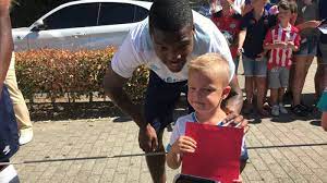 Ze werkt zelf in de thuiszorg en. Eredivisie 18 19 Familieman Dumfries In Vier Jaar Van Amateurs Naar Miljoenenbal Nos
