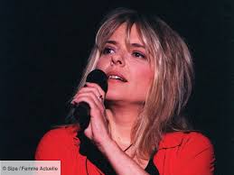 B e ainsi vivait tennessee f#m7 e/g# le coeur en fièvre et le corps démoli a c#m avec cette formidable envie de vie g#m f#m ce rêve en nous c'était son cri à lui b e f#m7 e/g# a c#m g#m f#m quelque chose de tennessee. Video La Derniere Scene De France Gall Avec Johnny Hallyday Pour Chanter Quelque Chose De Tennessee Femme Actuelle Le Mag