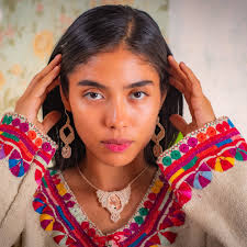 La música y la fotografía se fusionan en un caleidoscopio de sensaciones.  #artevisual #experienciasensorial #retratofeminino #fotografia  @djpoco.ortodoxa