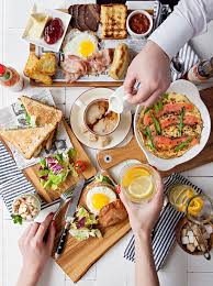 Brunch is a combination of breakfast and lunch, and regularly has some form of alcoholic drink (most usually champagne or a cocktail) served with it. El Brunch Una Tendencia Gourmet Que Tambien Llega A Casa Para Ti