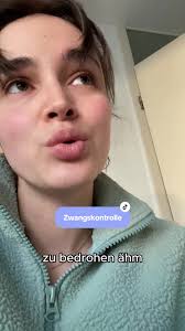 Zwangskontrolle wird so definiert: „Zwangskontrolle ist eine Handlung oder  ein Handlungsmuster aus Beschuldigungen, Bedrohung, Demütigung und  Einschüchterung o.ä., die eingesetzt werden, um das Opfer ...