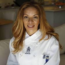 Foi no dia em que sandra nobre apresentou o seu primeiro livro de receitas, a sentada, na feira do livro, em lisboa, que artur albarran regressou à vida social, depois de um segundo transplante de medula, feito há três meses. Mulher De Artur Albarran Ensina A Cozinhar Na Televisao Portuguesa Movenoticias