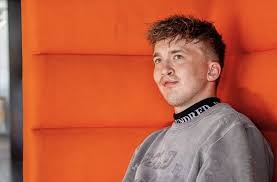 In de schuur, reünie, kleur, smoorverliefd, ze kent mij, scars, blijven slapen. Snelle Kondigt Lars Album Aan