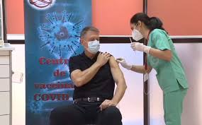 Președintele klaus iohannis a anunțat că, în cel mai fericit scenariu, primele doze de vaccin. Vaccinul La Noi Romanii Isi Iau InformaÅ£iile Despre Vaccin De La Tv Dar Ziaristii Sunt Printre
