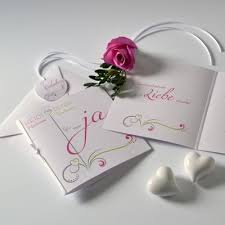 Moderne Hochzeitseinladungen Mit Ranken Und Herzen In Pink Und Grun Hochzeit Hochzeitskarten Trend Hochzeitseinladung Karte Hochzeit Hochzeitskarten