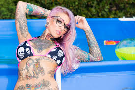 Sydnee Vicious exposes her big boobs and mighty tattoos in the swimming pool
