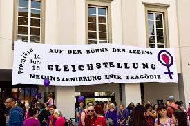 Nach mehreren monaten schwerer repression von der stadtpolizei zürich, wo gewalt und grosse einschränkungen des versammlungs. Frauenstreik 2019