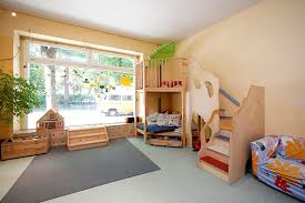 Raume Kinderladen Lieblingsplatz Ecke mit einem teppich bestückt, auf dem häuser.