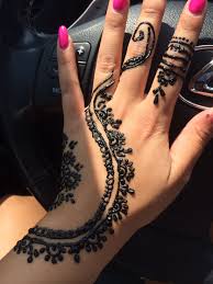 My Sisters Henna I Love This Design Simple Black Henna With A Pop Of Hot Pink Nails Karissima Boutique Salon Nashville Tn Hennadesigns Picofthed Henne