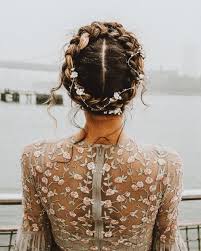 Vous êtes à la recherche de la coiffure de mariée idéale mais vous n'êtes pas très chignon ! Coiffure Mariage Cheveux Mi Longs Ou Une Allure Impressionnante