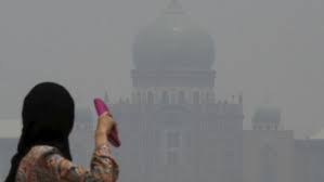 Polutan beracun mengendap di atas permukaan air dan juga dapat memengaruhi hewan laut. Gara Gara Kabut Asap Sekolah Di Malaysia Diliburkan