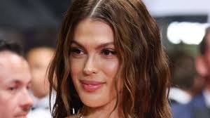 Iris Mittenaere REVOLUTIONNE sa tête! Découvrez son incroyable transformation! - Imagen principal del artículo
