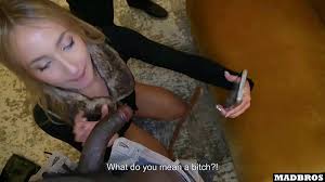 Une jeune blonde française baisée en anal et son petit ami cocu la regarde  sur Facetime