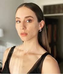 Adams revealed that the pll star gave birth to a baby girl, their second, last month in a sweet black and white instagram post with the newborn, on friday. Troian Bellisario Atrizes Maldosas Cabelo