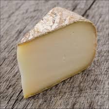 Tomme De Chevre Of Tomme De Chevre De Savoie Is Een Kaas Gemaakt Geitenmelk Komt Uit De Savoie En Haute Savoie In De Vallei V Geitenmelk Voedsel Ideeen Eten