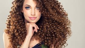 Vor allem der strenge seitenscheitel gibt einen klaren kontrast zu den wilden locken und definiert ihre. Fotos Von Braune Haare Lockige Frisuren Haar Junge Frau 3840x2160