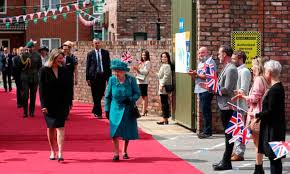 Corrie spoilers, news, reviews, updates, original and exclusive competitions and content. Coronation Street Rolls Out Red Carpet For Queen To Mark 60 Years The Queen The Guardian