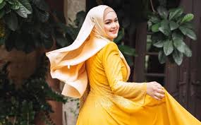 Dari bibir seorang siti nurhaliza. Siti Nurhaliza Sells 5 000 Album Units Despite Pandemic The Star