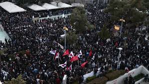 Συνελήφθη με την κατηγορία της προσβολής γενετήσιας αξιοπρέπειας ο 22χρονος νεαρός που απεικονίζεται σε βίντεο να ακολουθεί νεαρή κοπέλα μέχρι το σπίτι της στη νέα σμύρνη με το μόριό του έξω. Nea Smyrnh Sygkentrwsh Enantia Sthn Astynomikh Bia Skai