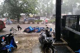 Adanya banjir tentu menimbulkan dampak kerugian bagi masyarakat. 3 Tahun Terakhir Setiap Hujan Deras Jalan Dago Bandung Banjir Fajar