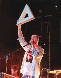Különleges karácsonyi ajándékkal készült a strand fesztivál: Dan Smith Singer Wikipedia
