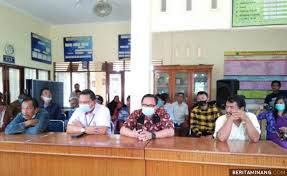 Pejabat tanah besut menyediakan perkhidmatan kaunter pandu lalu bagi pembayaran cukai tanah. Warga Parit Malintang Pertanyakan Ganti Rugi Lahan Tol Padang Pariaman Pekanbaru Berita Minang