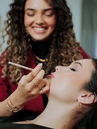 Eis que você vem fazer uma Make comigo e sai assim… 💅🏻✨