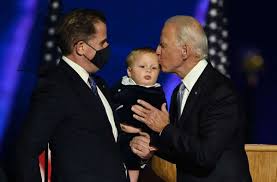 Joe biden has clinched the democratic party's presidential nomination, becoming the official 2020 pick alongside running mate kamala harris after emerging from a crowded primary field. Joe Biden Halt Seinen Jungsten Enkel Im Arm Er Heisst Beau Wie Sein Verstorbener Onkel Stuttgarter Zeitung