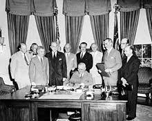 Orice stat astfel invitat poate deveni parte la această organizare pe comitete reprezintă mecanismul de bază care oferă alianţei mijloacele de. Semnarea Tratatului Antlanticului De Nord 4 Aprilie 1949 Centrul De Informare Si Documentare Privind Nato In Moldova
