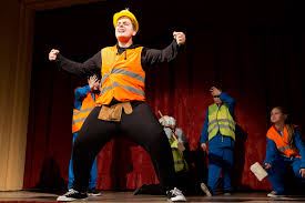 Pe scena teatrului de comedie, feeria visul unei nopți de vară, va recrea o lume fantastică, populată de zâne, de vrăji, incantații, cu îndrăgostiți fermecați. Visul Unei Nopti De Vara Teatrul De Copii Oradea