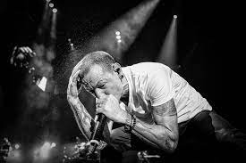 The album's second single, black heart, was released through iheart radio on september 18, 2013. Chester Bennington Von Linkin Park Auf Der Buhne Im Jahr 2011 Bild Kaufen Verkaufen