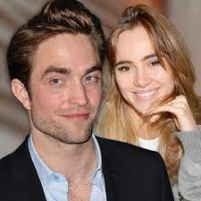 Robert pattinson has tested positive for coronavirus, prompting the batman to suspend filming in the united kingdom days after it went back into production, according to a source familiar with the situation. Robert Pattinson Suki Waterhouse Verlobung Unterm Weihnachtsbaum Gala De
