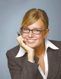 Kari Maynard's Instagram, Twitter & Facebook