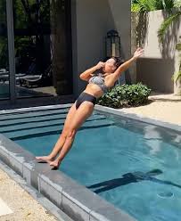 Maria andrejczyk (suwalki, polonia, 9 de marzo de 1996) es una atleta polaca que compite en la modalidad de lanzamiento de jabalina. Joanna Gaines Takes A Dip In The Pool Wearing A Cute Gingham Bikini During Anniversary Trip