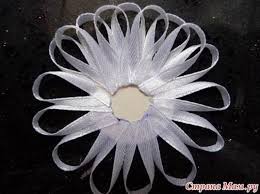 Como Hacer Una Flor Con Cinta Fina De Saten Mimundomanual Cinta Delgada Como Hacer Flores Hacer Flores Con Cintas