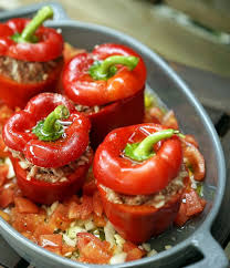 Gefullte Paprika Mit Reis Und Tomaten Sauce Klassisch Zubereitet Tomaten Sauce Paprika Mit Hackfleisch Gefullte Paprika Mit Reis