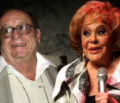 En una reunión informal en los años 70, Silvia Pinal y Roberto Gómez  Bolaños, mejor conocido como Chespirito, coincidieron durante un evento  organizado por TELEVlSA. Según cuentan quienes estuvieron presentes, la  actriz