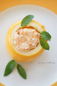 Zitronen Souffle In Einer Zitrone Rezept Rezepte Lecker Erdbeersauce