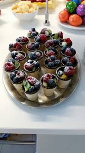 Mini Obst Tortchen Waffelbecher Von Dm Mit Klein Geschnittenes Obst Befullen Und Mit Puderzucker Garnieren Obsttorte Fingerfood Waffelbecher