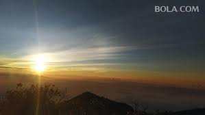 Matahari terbit dari arah timur dan terbenam di arah barat termasuk şiirleri okumak için tiklayin. 31 Kata Kata Mutiara Tentang Sunrise Cocok Jadi Caption Media Sosial