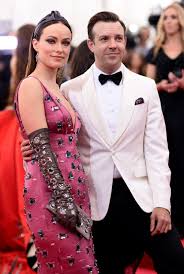 Mar 04, 2021 · jason sudeikis did more at the golden globes ceremony than just accept his best actor in a comedy series award for his performance in his apple tv+ series ted lasso — he also subtly hinted at his. Jason Sudeikis Is Now Desperate To Win Olivia Wilde Back Amid Harry Styles Romance