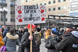 En demonstration med ett hundratal personer samlades i kungsträdgården i stockholm på lördagen. Fo0c59 Joxab1m