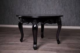 Der couchtisch trian ist ein eigenes design der niederländischen marke wood exclusive und besteht vollständig aus geschliffenem massivem eschenholz (fsc) mit keilzinkenverbindung, das mit einer schwarzen farbe namens blacknight lackiert ist. Barock Couchtisch Rund Couchtische Sofas Sessel Chaiselongue Onlineshop Repro Antik Design