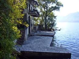 Am Ostufer Des Lago Maggiore 4 Km Nordlich Von Luino Unterhalb Der Eisenbahnstrecke Bellinzona Luino Und Der Uferstrass Ferienhaus Italien Ferien Ferienhaus