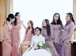 Bridesmaid tentunya juga harus tampil cantik dan menawan. Fesyen Bridesmaid